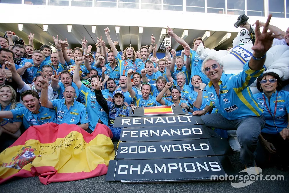 Campe&oacute;n del mundo F1 2006, Fernando Alonso, celebra con miembros de Renault F1