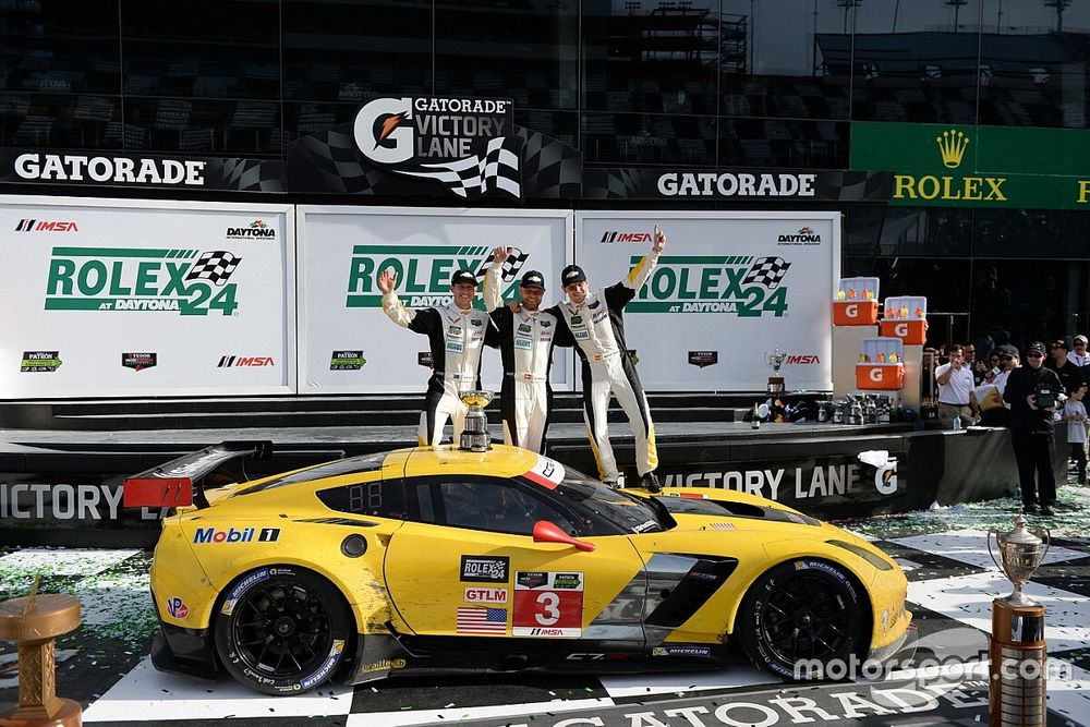 GTLM Podyum: Kazanan Jan Magnussen, Antonio Garcia, Ryan Briscoe