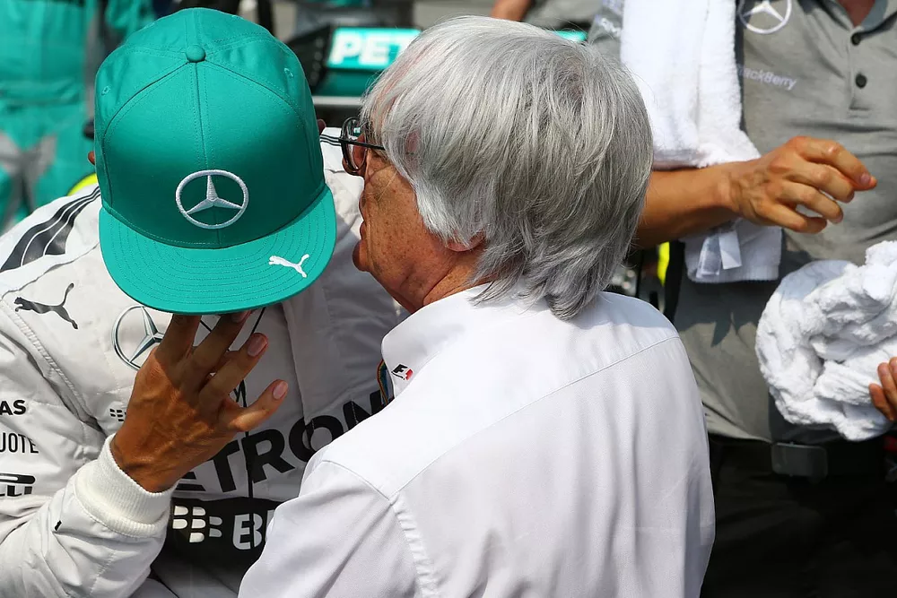 (Esquerda para direita): Lewis Hamilton, Mercedes AMG F1, com Bernie Ecclestone, no grid