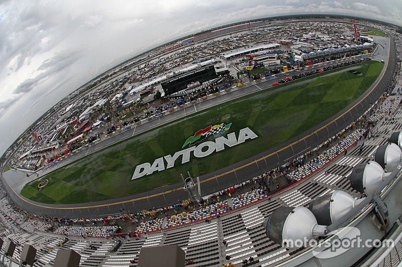 La lluvia obliga a posponer carera en Daytona para el domingo