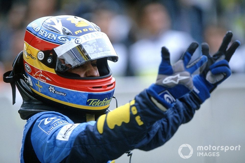 El ganador del GP de San Marino 2005, Fernando Alonso, lo celebra