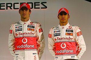 Button: Lewis naivan azt hitte, hogy maga köré építheti a csapatot