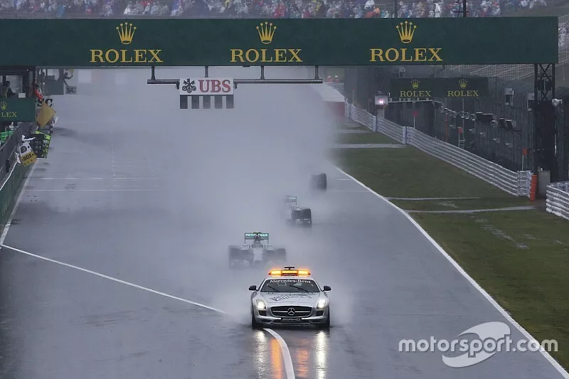 Nico Rosberg, da Mercedes AMG F1 W05, lidera a corrida atr&aacute;s do Safety Car
