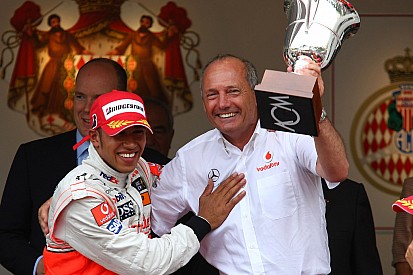 Ron Dennis, Hamilton'ı tebrik etmiş