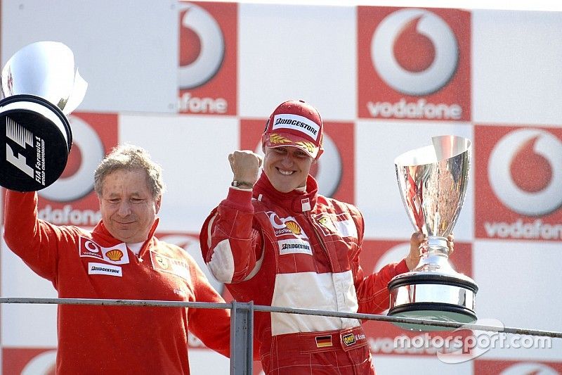 Podium: le vainqueur Michael Schumacher et Jean Todt