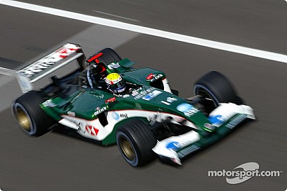 A kegyetlen V10-es motor hangja a Forma-1-ben