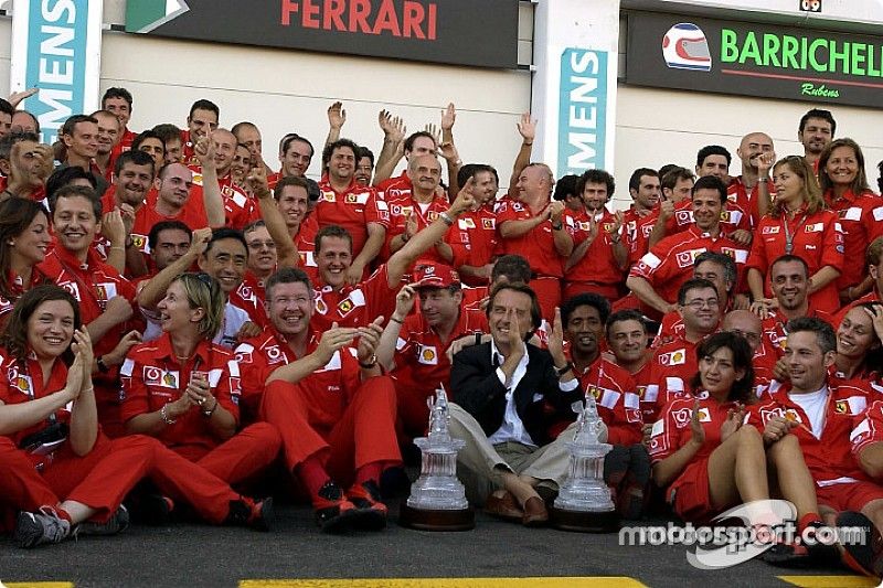 Michael Schumacher, Jean Todt, Ross Brawn, Luca di Montezemelo y el Equipo Ferrari festejando