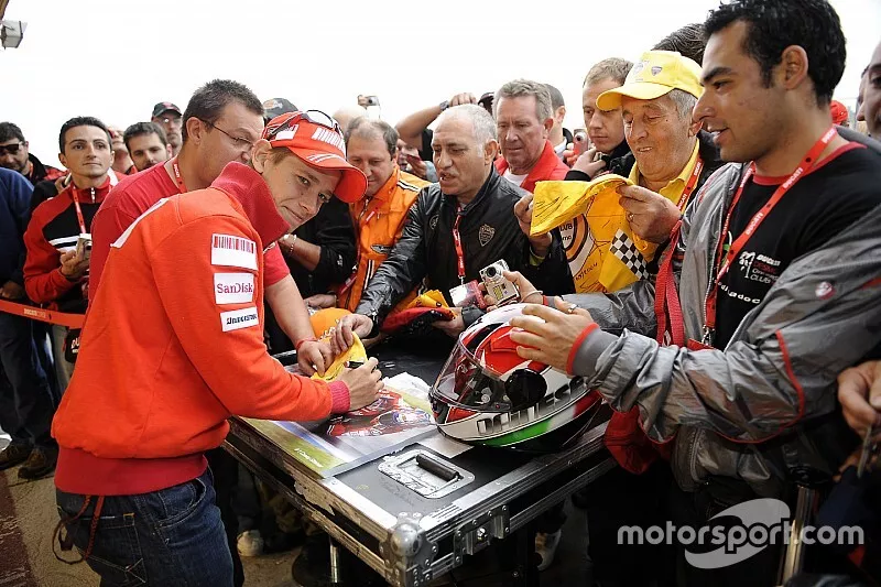 Casey Stoner firma de autógrafos