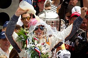 Retro: Wheldon wint tweede Indy 500 na zinderende ontknoping