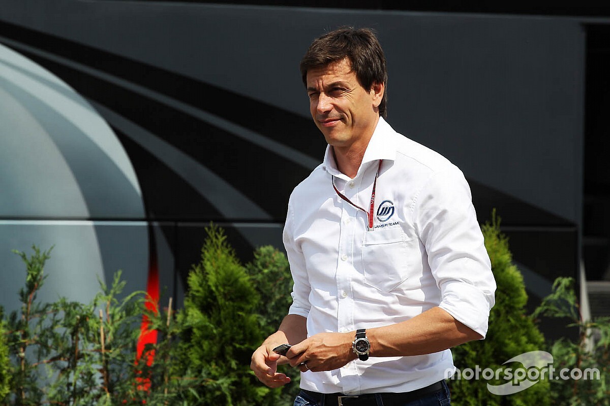 Wolff fala sobre novo calendário da F1: "Será pesado para nós fazermos três GPs consecutivos"