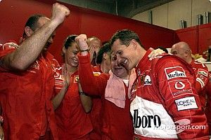 Vettel vê Schumacher como melhor da F1 e diz que é presunçoso comparar Fangio, Senna e Hamilton