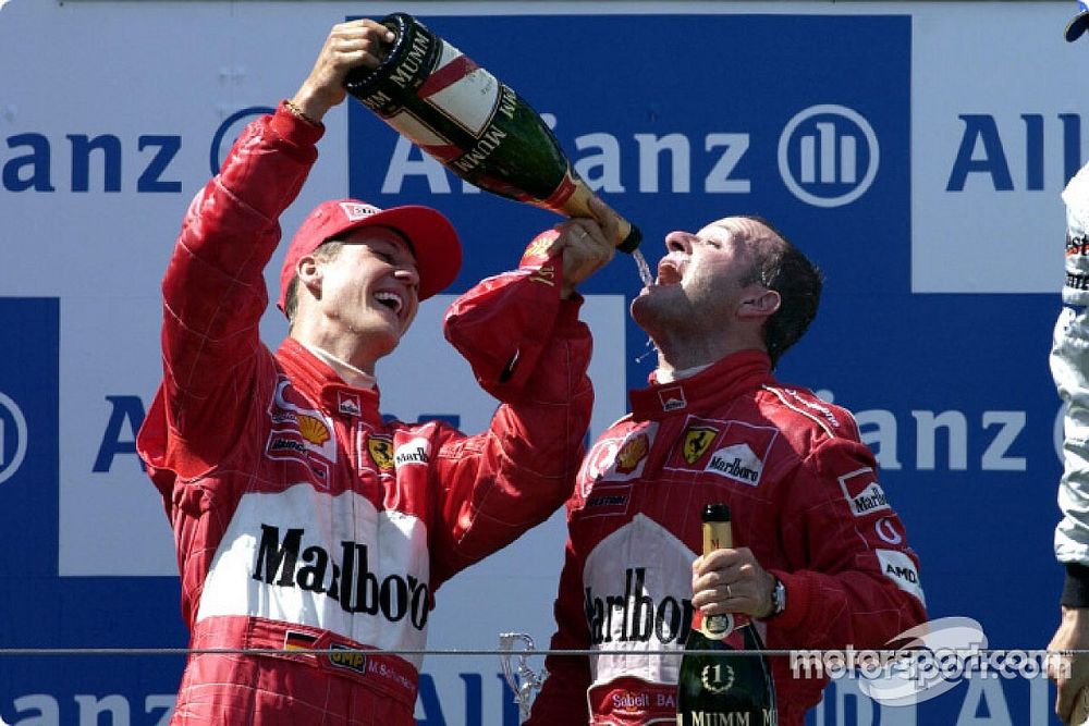 El ganador de la carrera, Rubens Barrichello en el podio