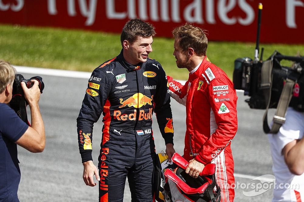 Sebastian Vettel, Ferrari, 3e plaats, feliciteert Max Verstappen, Red Bull Racing, 1e plaats