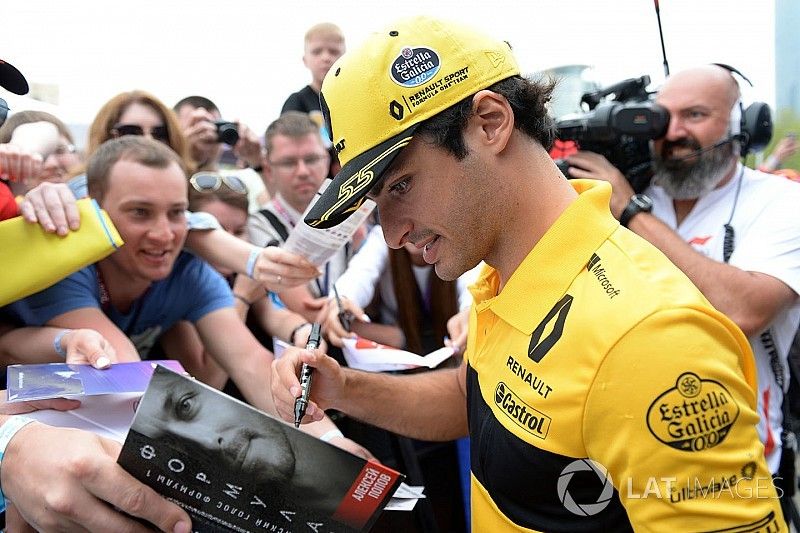 Carlos Sainz Jr., Renault Sport F1 Team at the autograph session