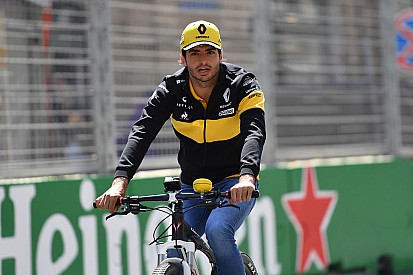Renault elogia la reacción de Sainz ante el gran rendimiento de Hulkenberg