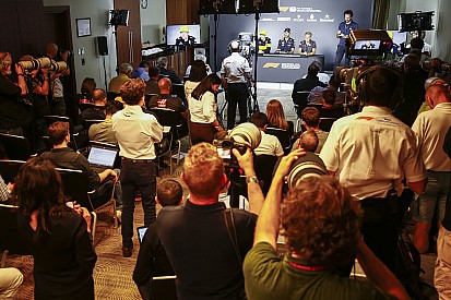 Wie neemt er plaats in de persconferentie in Spanje?