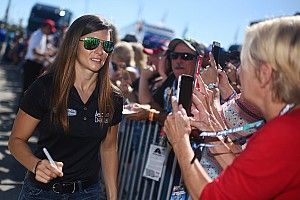 Danica Patrick confirma relación con Aaron Rodgers
