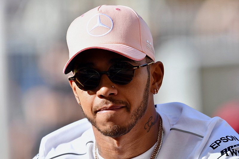 Hamilton, yeni versiyon motorun gecikmesinden dolayı zor bir hafta sonu bekliyor