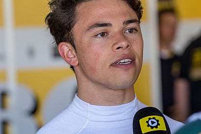 De Vries maakt eerste meters in LMP2: “Stress om kleine dingen weggenomen”