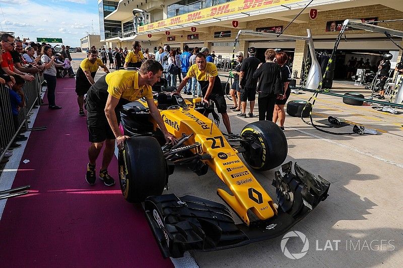 Mec&aacute;nicos con el Renault Sport F1 Team RS17 en pit lane