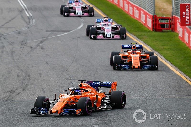 Fernando Alonso, McLaren MCL33 Renault, voor Stoffel Vandoorne, McLaren MCL33 Renault, Sergio Perez,