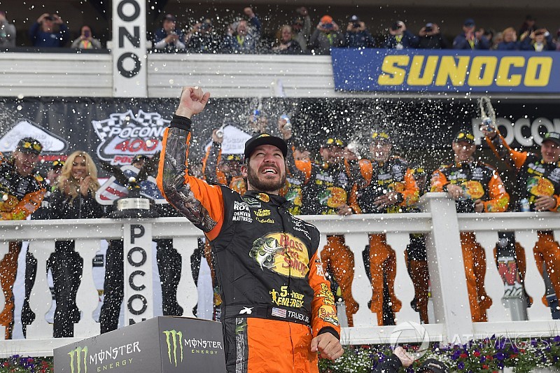 Truex segura Larson e vence em Pocono