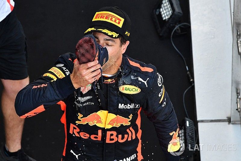 Winnaar Daniel Ricciardo, Red Bull Racing viert op het podium met een shoey