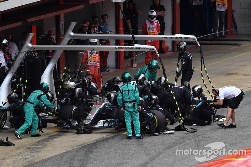 Lewis Hamilton, Mercedes-AMG F1 W09 pit stop