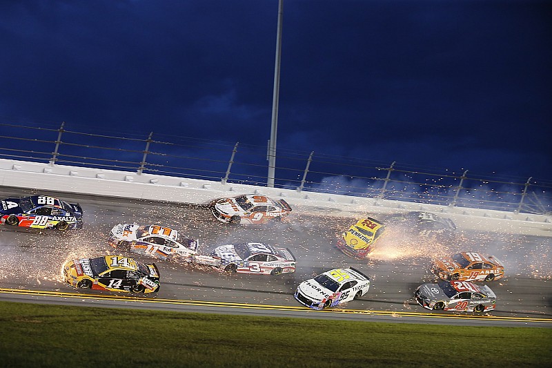 Сход половины пелотона и неожиданный победитель. Гонка NASCAR в Дайтоне получилась безумной