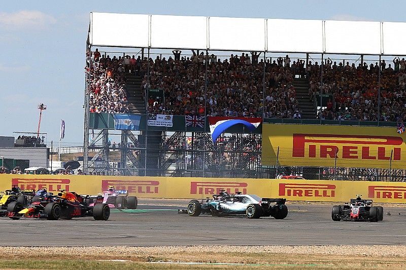 Lewis Hamilton, Mercedes-AMG F1 W09 hace un trompo debido al toque de Kimi Raikkonen al inicio de la carrera