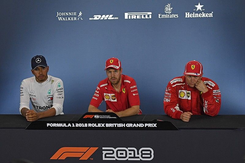 Lewis Hamilton, Mercedes-AMG F1, Sebastian Vettel, Ferrari, Kimi Raikkonen, Ferrari in de persconferentie