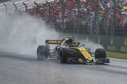 Sainz staat op in de regen: “Team zei dat ik binnen moest komen”