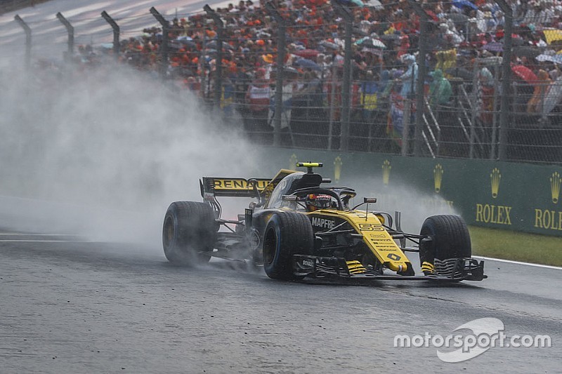 Sainz staat op in de regen: “Team zei dat ik binnen moest komen”