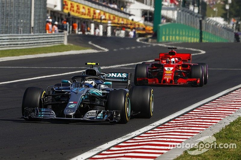 Valtteri Bottas, Mercedes AMG F1 W09 en Sebastian Vettel, Ferrari SF71H