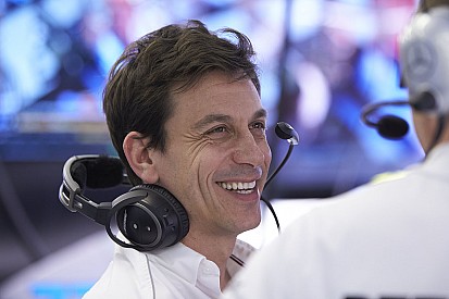 Wolff blij met onverwachte pole: “Verrassend dat Red Bull niet meedeed”