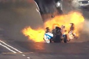 Video: Motorenexplosion bei wildem Dragster-Crash