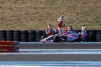Videón, ahogy lerepül a Force India kereke, nagy tempónál