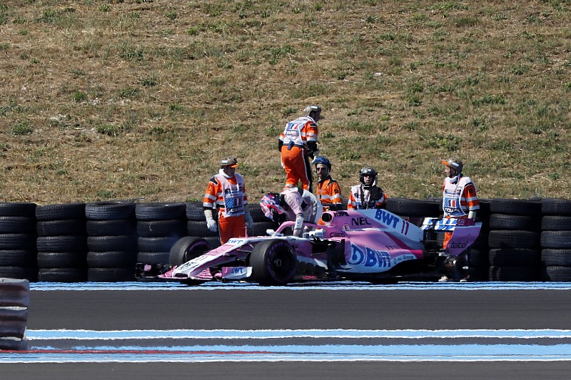 Videón, ahogy lerepül a Force India kereke, nagy tempónál