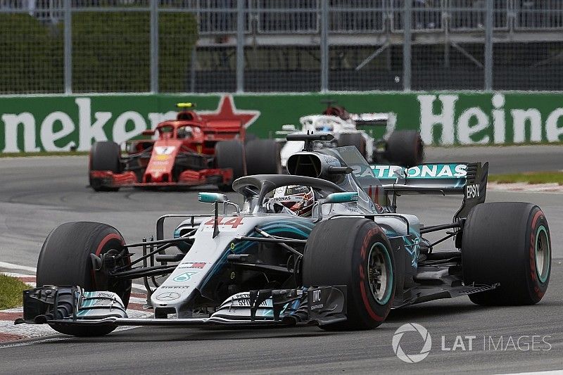 Lewis Hamilton, Mercedes AMG F1 W09, voor Kimi Raikkonen, Ferrari SF71H