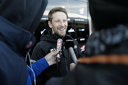 Ez a Haas-szurkoló megérdemli az autogramot: Steiner, Grosjean és a Titanic - fotó