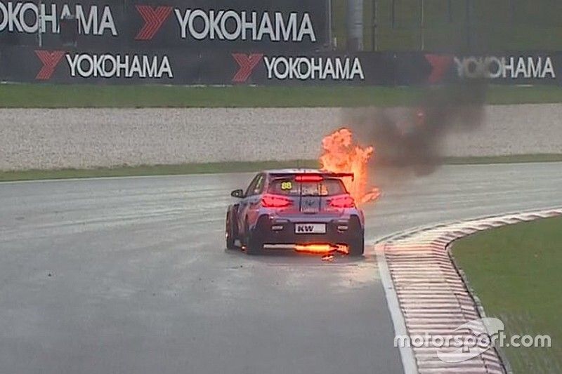 WTCR Sepang: Auto Catsburg vat vlam, Guerrieri wint klassieker