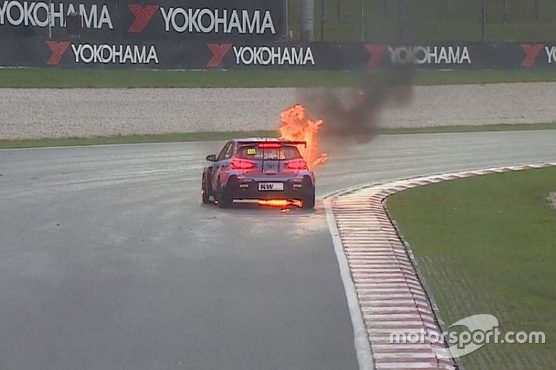 Fuego en el coche de Nicky Catsburg, BRC Racing Team, Hyundai i30 N TCR