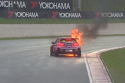 WTCR Sepang: Auto Catsburg vat vlam, Guerrieri wint klassieker