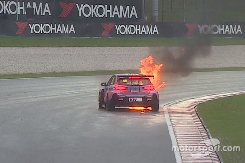 Огненный старт в WTCR – машина чуть не сгорела: видео