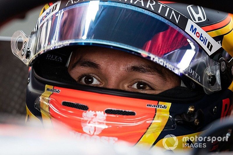 Hivatalos: Albon marad Verstappen csapattársa a Red Bullnál