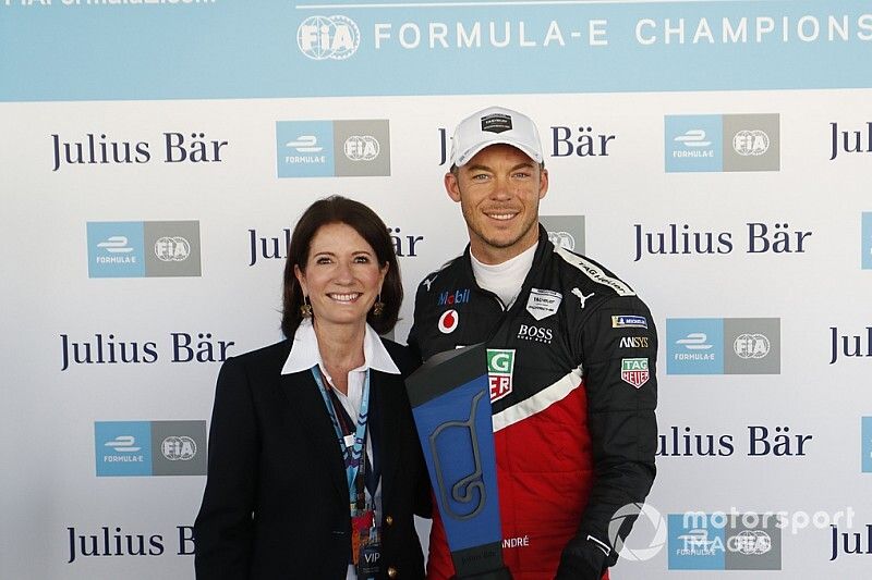 Pole sitter Andre Lotterer, Tag Heuer Porsche, Porsche 99x Electric is presented the pole award by a Julius Bar representative