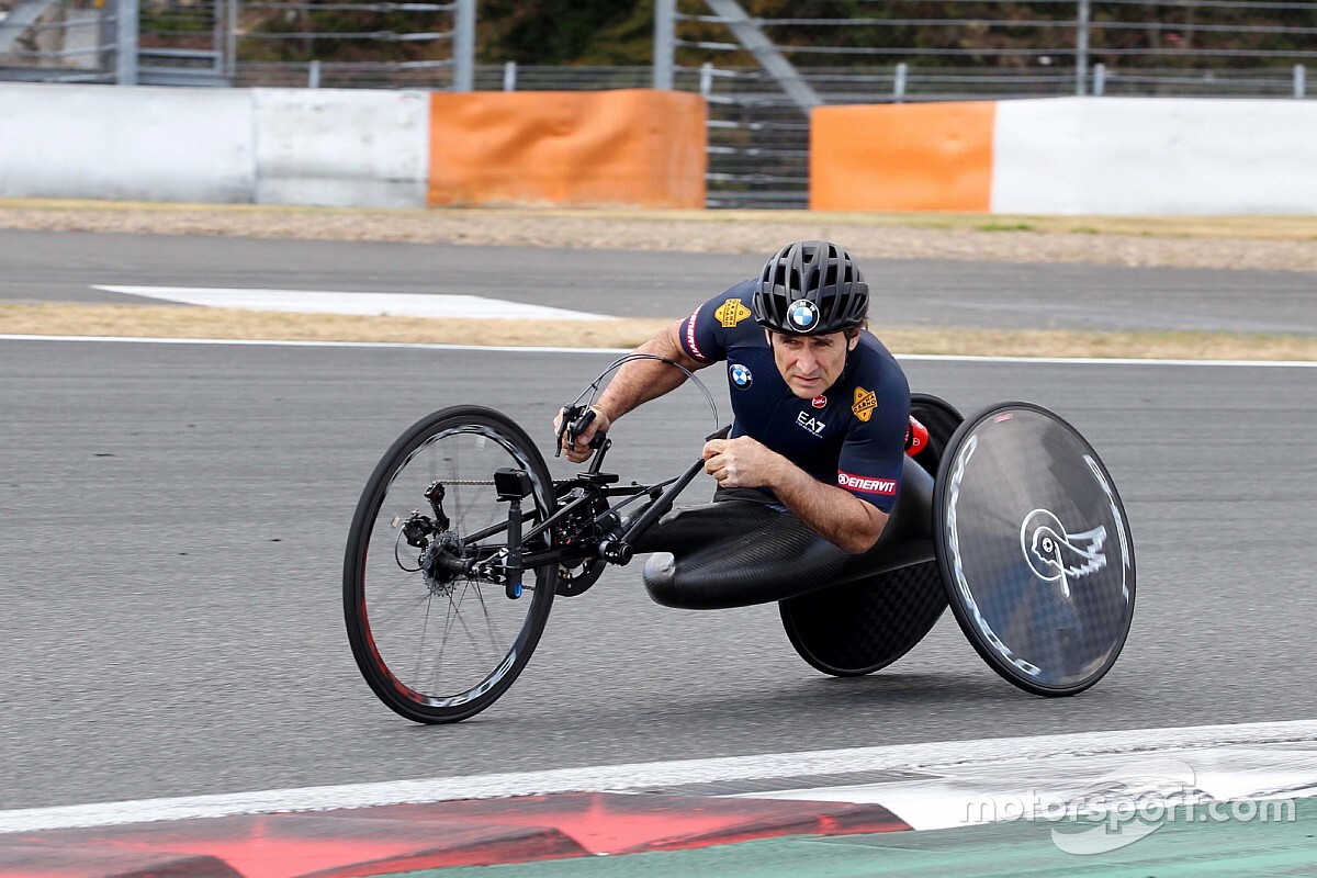 Zanardi passa por procedimento cirúrgico acordado e volta a falar