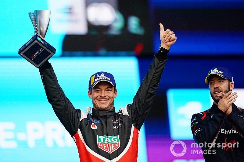 Andre Lotterer, Porsche, celebrates on the podium Sam Bird, Virgin Racing, on the podium