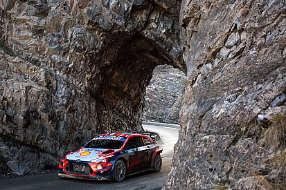 Neuville na prowadzeniu, Loeb na krawędzi