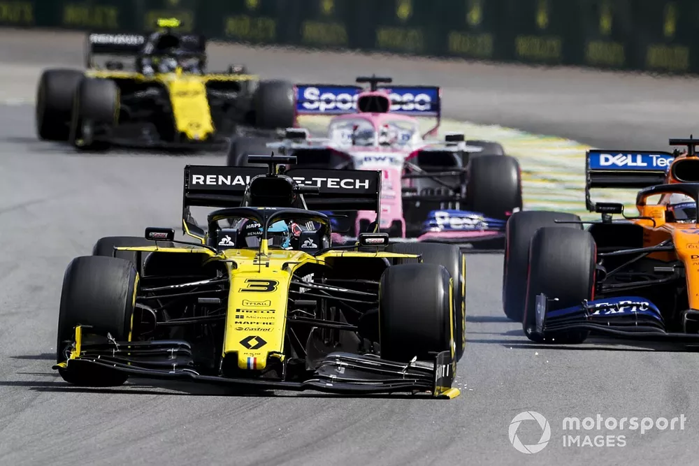 Daniel Ricciardo, Renault F1 Team R.S.19 with a broken front wing, Carlos Sainz Jr., McLaren MCL34, Sergio Perez, Racing Point RP19 and Nico Hulkenberg, Renault F1 Team R.S. 19 